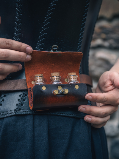 Trollfelsen Mittelalter Tranktasche 3er Riegelhaken Antik offen 